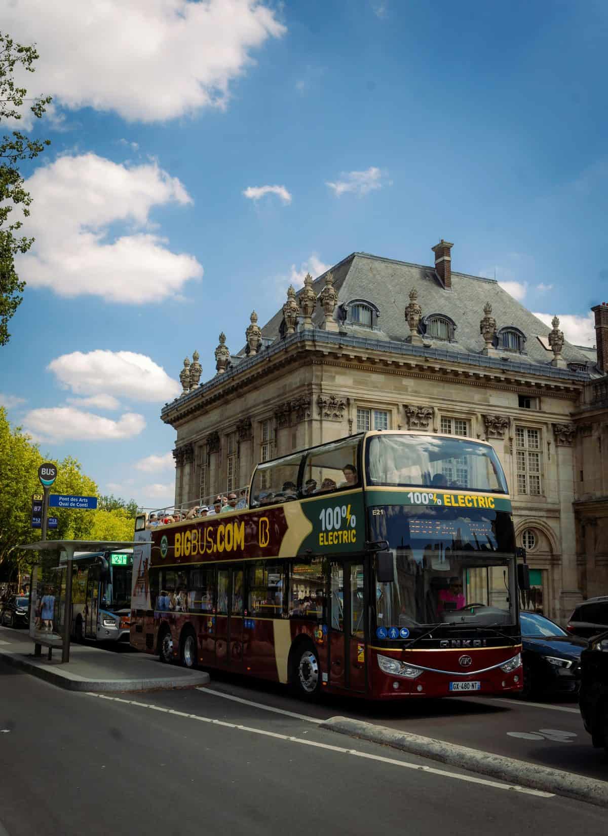 Big Bus Paris an einer Haltestelle, 100% Electric