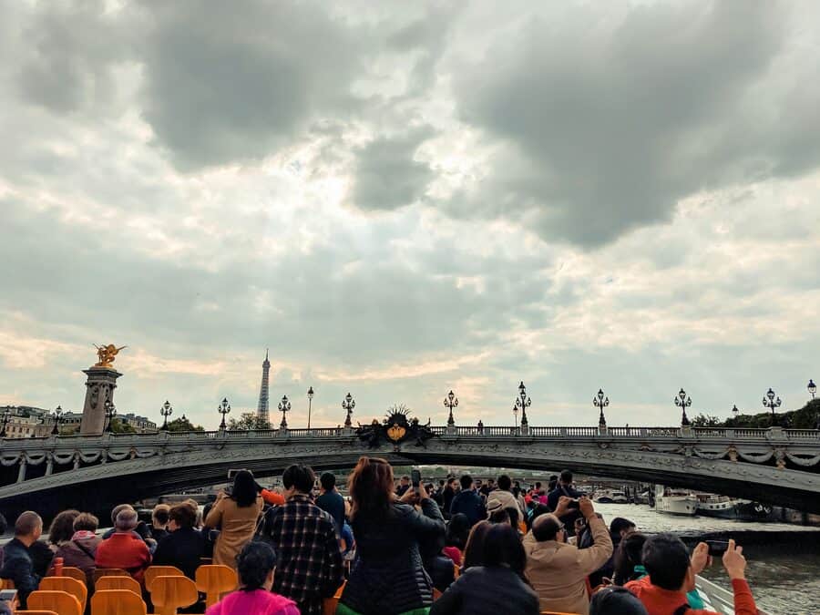 Seine-Bootsfahrt unter dem Pont Alexandre III in Paris