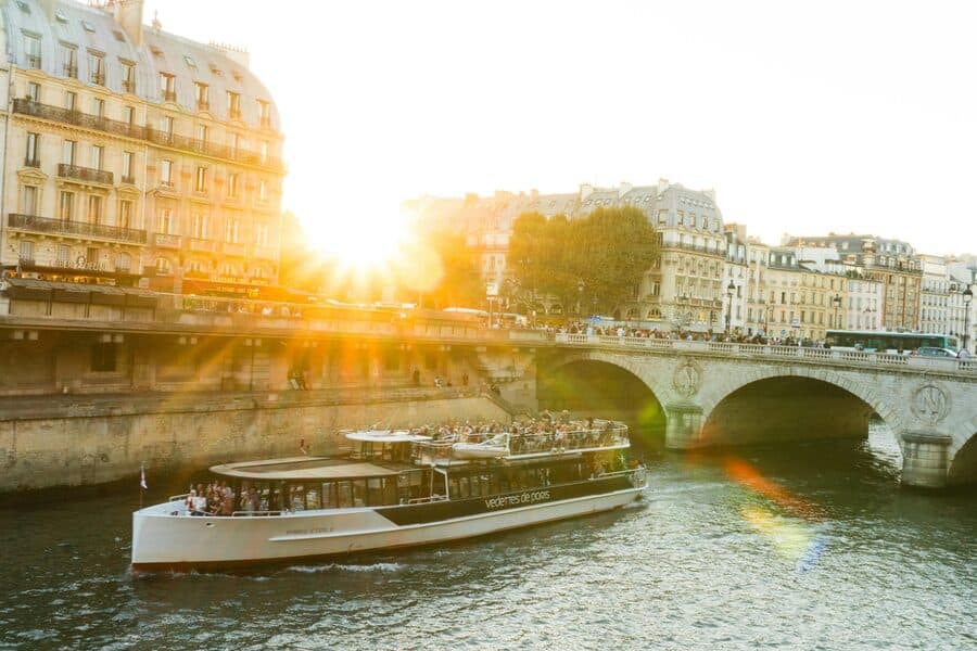 Seine-Bootsfahrt bei Sonnenuntergang in Paris