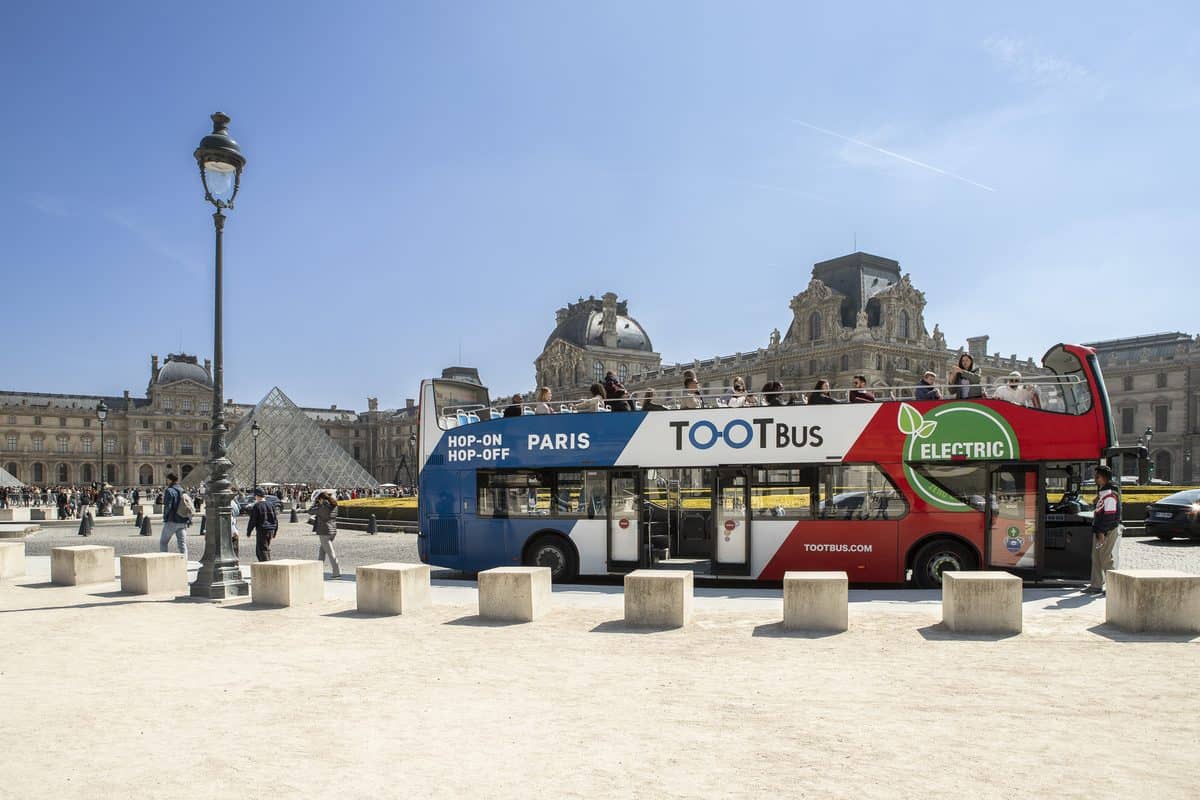 Tootbus Paris devant le Louvre